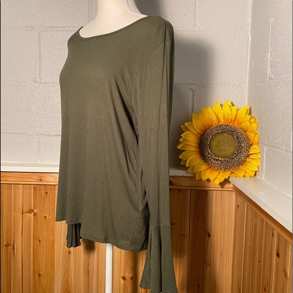 Bobeau Army Green Long Flutter Sleeve Top Size Large - Picture 4 of 10